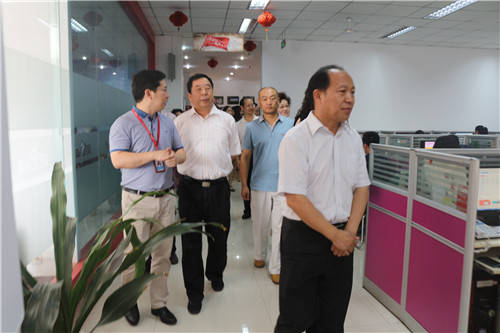 歡迎新鄉市政協副主席楊書廷、開發區黨委書記劉慶貴蒞臨青峰網絡科技有限公司參觀指導