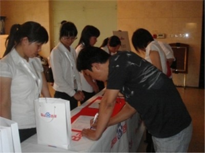 20090619171735有序的客戶簽到現場