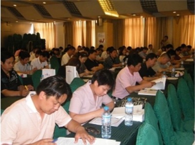 20090619172233客戶認真聆聽，并用筆記載著這精彩的內容 2